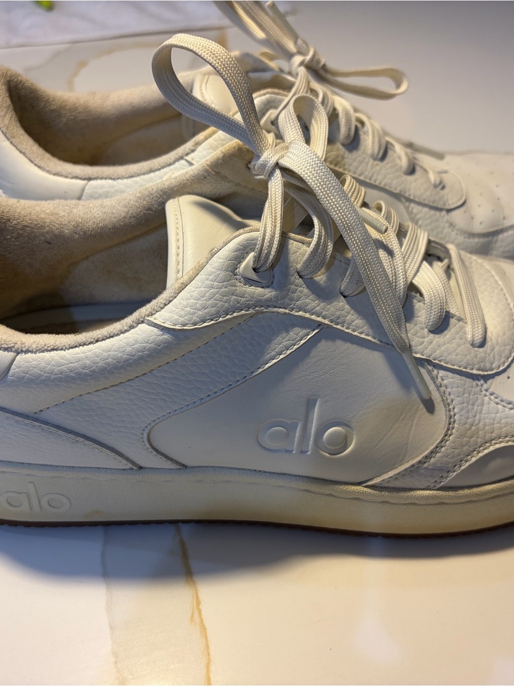ALO Yoga Men’s Off-White Leather Low-Top Sneakers